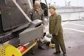 1982年的刘华清上将：三十功名尘与土，八千里路云和月图片