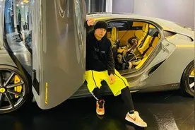 周杰伦晒2千万豪车，女儿扎马尾可爱出镜，天王脸色蜡黄显憔悴图片
