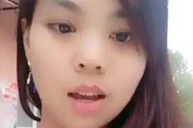 流浪大爷整天都没吃饭，90后女老板亲自给他煮面，还送了2件衣服图片