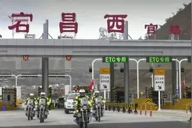致敬英雄，宕昌公安交警以最高礼仪迎接援鄂医生李斌回家！图片