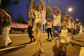 沈阳一大学封校，结果女学生集体跳广场舞，谁也难逃“真相定律”图片