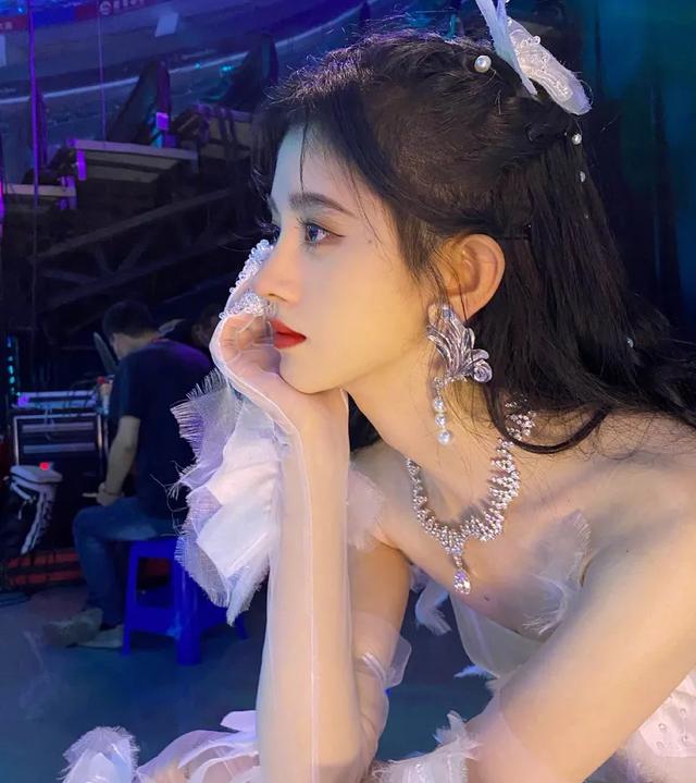 耳朵前鬓角下鸡皮疙瘩红印 耳朵前鬓角下鸡皮疙瘩红印