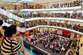 3岁萌娃与爸爸走散，商场广播大喊爸爸名字，却引来顾客哄堂大笑图片