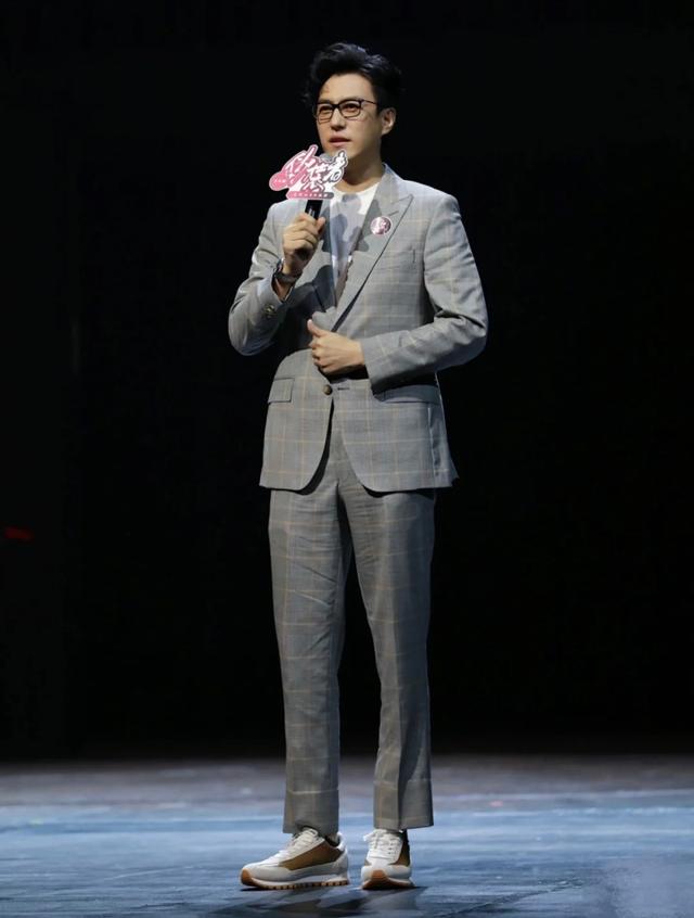 靳东开始赶潮流了,大衣 运动鞋精致时髦,中年男士这样穿显品位