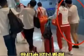 日本网红引众怒！摘口罩与国乒运动员强行合影，贴身紧随场面混乱图片