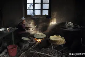 煎饼卷大葱，一道不是你想吃就能吃到的淄博美食。图片