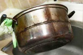 不锈钢锅里外都是“脏”东西！教你一个土方法，轻松去除顽固污垢图片