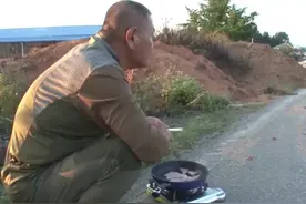 为了哄回自己的狗狗，大叔在村头烤了整整一星期的肉......图片