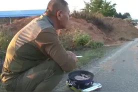 为了哄回自己的狗狗，大叔在村头烤了整整一星期的肉......图片