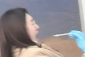 江疏影张大嘴罕见丑照被拍，叫删视频不成功，参加盛典惊艳全场图片