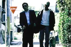 两个盲人去看草莓音乐节的经历：拿着盲杖在人群中POGO，向往自由图片