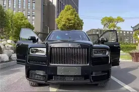 通体黑外观更具神秘感 劳斯莱斯库里南BB版图片