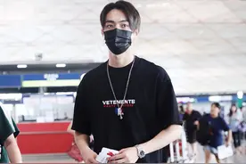 “富察傅恒”许凯的机场造型简单又帅气，脚上的鞋子吸睛满满！图片