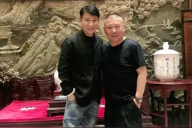 刘德华郭德纲北京聚餐！前者大12岁却被赞更年轻，饭店奢华似宫殿图片