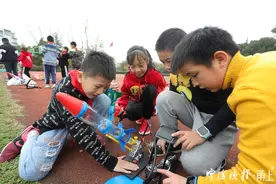 会玩！宁波小学生用可乐瓶做“火箭”，最远飞出100米图片