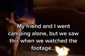 外国男子和朋友野外露营，回去翻看录像，发现身后多了一个人图片