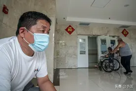 儿子重病入院和儿媳产子同时发生，父母隐瞒实情：这是最好的选择图片