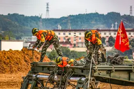 直击武警官兵抢险救援实兵演练图片