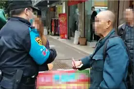 南充八旬卖菜老人收到百元假币，民警一举动让人感动！图片