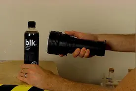 小伙用强光手电照黑水，光竟然没能穿透，谁知道这是啥原理？视频封面