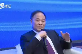 吉利学院成都校区首迎新生 李书福现场互动畅谈教育观