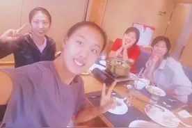 女排四姐妹相约吃火锅！龚翔宇穿红色上衣很显眼，胸前大字被点赞图片