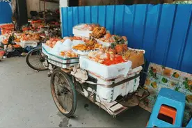 地摊解封后，摊位费暴涨到3000元，网友直呼：坐地起价图片