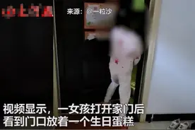 心酸！山东一女子离异后偷送女儿蛋糕，女儿发现后大哭狂奔找妈妈图片