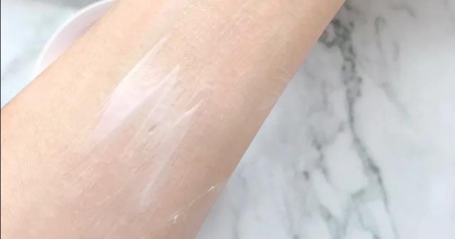 身体啫喱膏身体乳先涂哪个