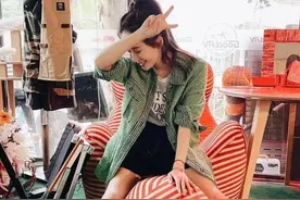 阔太李念真会打扮，扎半马尾穿短裤好显嫩，配小腿袜女团腿抢镜图片