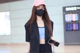 吴昕改变太大了，穿女团装走机场，故意穿紧身袜秀身材图片