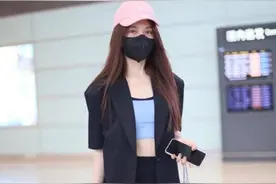 吴昕改变太大了，穿女团装走机场，故意穿紧身袜秀身材图片