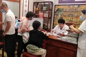坐轮椅为患者手术的名医专家一一河南中医药大学附属郑州大肠肛门病医院副院长魏淑娥教授图片