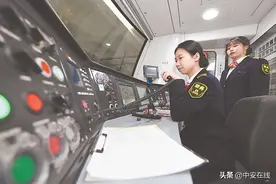 地铁上的女司机图片