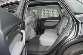 奥迪终于妥协了，中型SUV连降近7万，起步2.0T，带你看奥迪Q5L图片