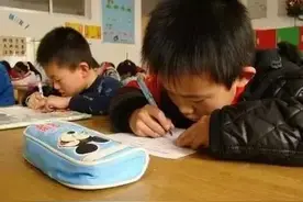 孩子坐姿堪忧，究竟怎样才能改正？图片