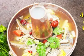 滋补驱寒、益气补虚的佳品，就是这道中草药炖煮的小羊排没错了！视频封面