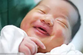 宝宝一出生就对妈妈笑，医生却反手一巴掌，奶奶得知后连连道谢图片