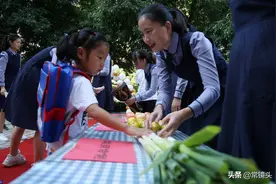 幼儿园摆大葱迎接学生走红，孩子进校前摸一摸，寓意聪明伶俐图片