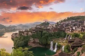芙蓉古镇，古老吊脚楼，走在青石板上，一恍神间，满是古典之美图片