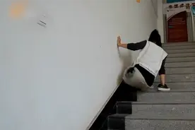 22岁女孩失去双腿，惨遭父母抛弃，仍不放弃大学梦，纪录片图片