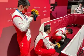 心疼!马龙和许昕走下领奖台后累得蹲在了地上,为国乒争金拼尽一切图片