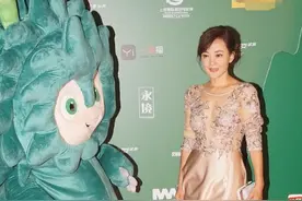 牛莉真敢穿，一袭裸色薄纱亮片图案连衣礼服，展露迷人曲线图片