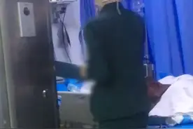 心酸！山东一老人得知老伴即将去世，独自坐在病房门口收拾行李图片