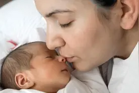 新生儿哭闹，妈妈一上手就不哭，宝宝是凭什么认出妈妈的？图片