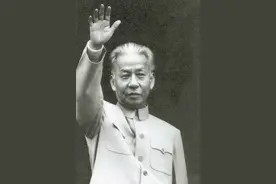 1961年，刘少奇来到韶山毛泽东故居，指了指门匾：把这个字改了图片