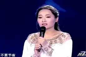 父亲赌博欠债离家20年，漂亮服务员含泪演唱一首歌曲，惊艳全场图片