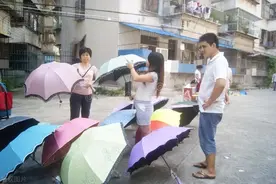 东莞女孩摆地摊，一年狂赚180万，难道卖雨伞也有什么套路不成？图片
