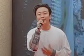 李玉刚长胖了？参加露天商演体态圆润，独唱无伴舞好凄凉图片