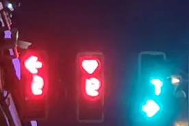 七夕的长沙街头红灯变成心形 网友：有点浪漫视频封面